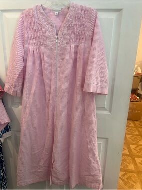 Miss Elaine Pink and White Striped Embroidered Robe sz small